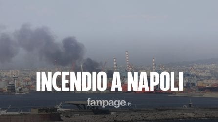 Incendio a Napoli nella zona del porto, colonna di fumo nero visibile da tutta la città