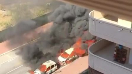 Fiamme e fumo in strada a Fonte Laurentina: bruciano diverse auto