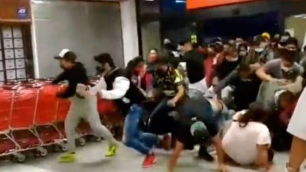 Sconti al supermercato, la folla ignora le norme anti-Covid e si scatena la ressa