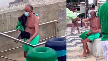Il presidente del Portogallo come un cittadino comune: in costume da bagno saluta i passanti