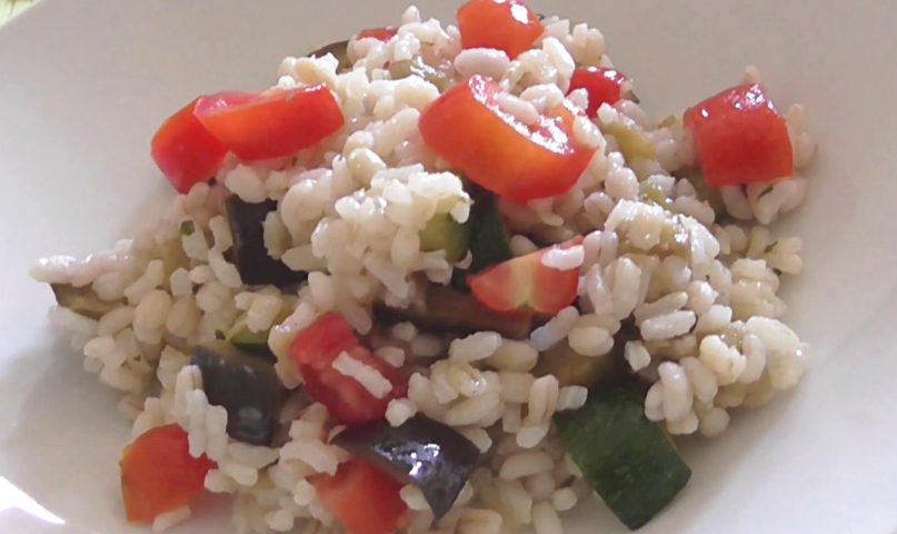 Insalata di riso con verdure: la ricetta del primo piatto fresco e veloce