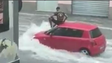 Maltempo nel catanese, un uomo è costretto a sedersi sul tetto dell'auto