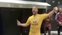 L'Aston Villa si salva, Pepe Reina inscena un balletto divertente nello spogliatoio