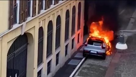 Milano, auto in fiamme a Brera: i vigili del fuoco domano l'incendio 