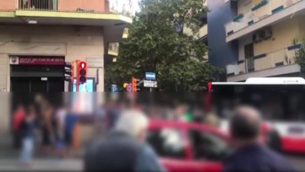 Auto parcheggia in curva e blocca via Cilea, autobus bloccato e traffico paralizzato