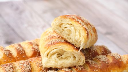 Filoncini di pane arrotolati: il metodo per un pane soffice e saporito direttamente a casa tua!