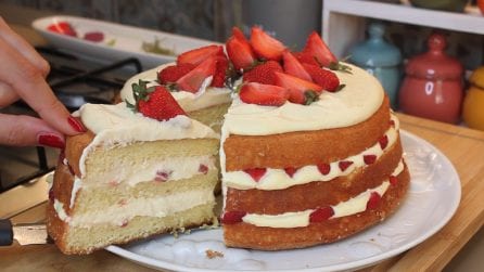 Naked cake con fragole e crema chantilly: il dessert strepitoso che amerete