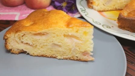Torta soffice alle mele: ti basteranno 5 minuti per preparare l'impasto