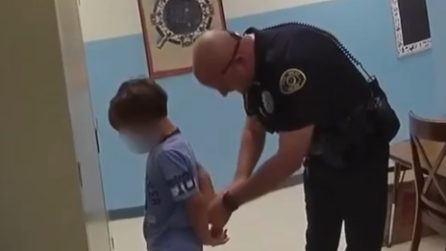 Bimbo di 8 anni arrestato dalla polizia: le immagini fanno discutere