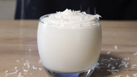 Mousse allo yogurt e cioccolato bianco: la ricetta fresca e golosa