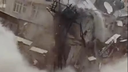 Terremoto in Turchia, un edificio crolla dopo la scossa