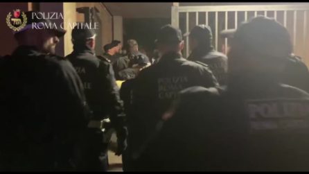 Ostia, gli agenti sgomberano case popolari Ater occupate: le immagini del blitz