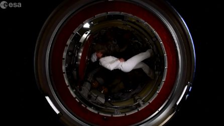 Samantha Cristoforetti come in '2001: Odissea nello spazio': camminata in assenza di gravità