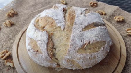 Pane casereccio con noci: la ricetta per averlo croccante fuori e morbido dentro