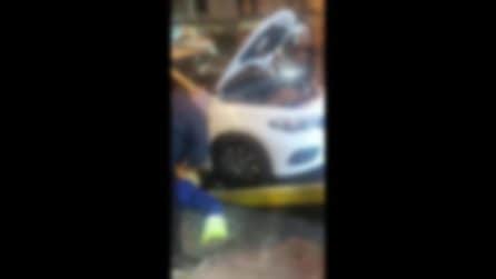 Coniglietto resta bloccato sotto un'automobile a via Foria: salvato dai passanti