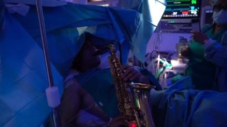 Suona il sax mentre viene operato di tumore al cervello: il delicato intervento a Roma
