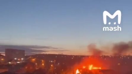 Jet militare russo si schianta in Siberia: il momento dell'impatto contro un edificio residenziale