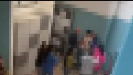 Parma, polizia fa irruzione a scuola: atterrato e immobilizzato studente di 14 anni