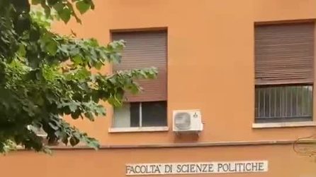 La polizia manganella gli studenti davanti alla facoltà di Scienze Politiche de La Sapienza