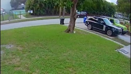 Bimba di 10 anni sfugge al tentativo di rapimento in un filmato di sorveglianza, caccia all'uomo in Usa