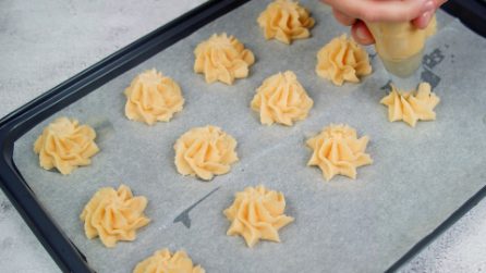 Biscotti al burro: croccanti fuori e morbidi dentro!