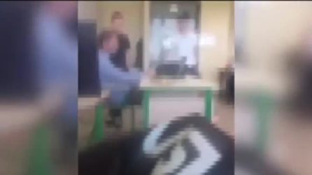Professore dà un pugno a uno studente in aula: sospeso. L'aggressione in un video