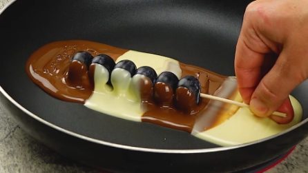 Spiedini di frutti di bosco ricoperti di cioccolato: un trucchetto veloce e squisito!