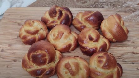 Roselline al latte: la ricetta delle brioche morbide e gustose