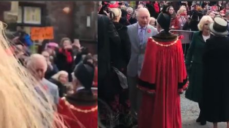 Uova contro Re Carlo e Camilla: i due sovrani bersaglio di un uomo