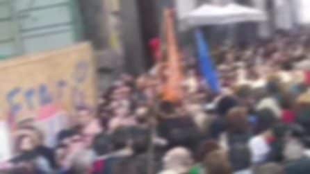 Folla al centro storico di Napoli, i turisti non riescono a passare
