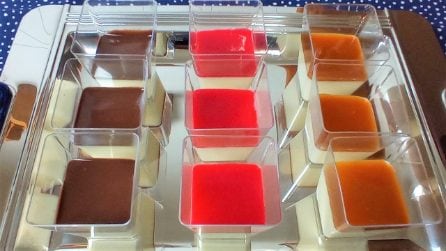 Panna cotta con 3 topping diversi: la ricetta per un dolce tradizionale che non delude mai
