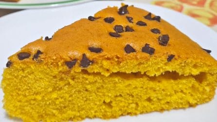 Torta soffice alle carote e gocce di cioccolato: il dessert bello e goloso