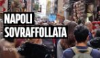L'onda di turisti invade gli stretti vicoli di Napoli: "Pericoloso, non c'è controllo"