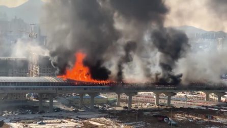 Incidente scatena enorme incendio nel tunnel autostradale: almeno 6 morti in Corea