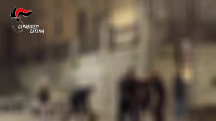 I familiari sono contrario al loro fidanzamento, scoppia maxi rissa in strada: dieci denunciati