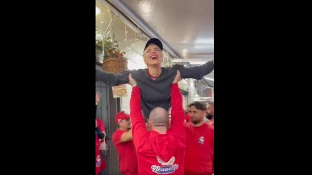 Arisa e Nathalie Guetta sollevate dai camerieri di Nennella a Napoli