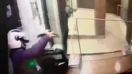 Napoli, ladro ripreso mentre porta via una sedia dalla portineria di un palazzo