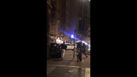 Ragazzi accerchiano un'auto che per scappare viaggia sul marciapiede: il video dell'aggressione