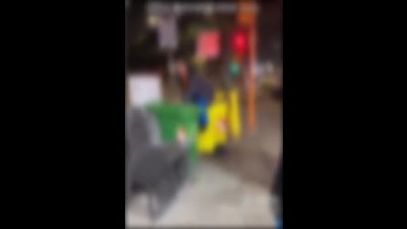 Bulli fanno entrare un uomo nel cassonetto e lo rovesciano, il video pubblicato su TikTok