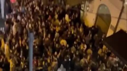 Migliaia di giovani ai baretti di Chiaia la Vigilia di Natale, scatta la chiusura