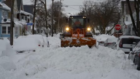 A Buffalo si spalano montagne di neve caduta durante la tempesta