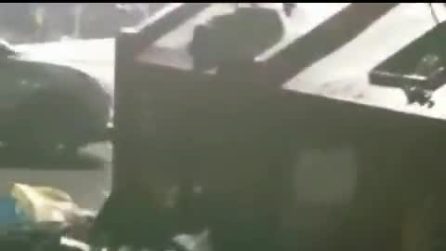 I mega cassonetti dei rifiuti di Roma sono già stracolmi di rifiuti