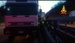 Tamponamento fra camion, conducente schiacciato tra le lamiere ma è salvo