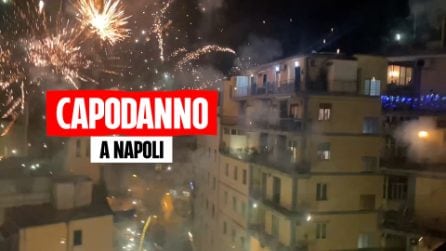 Capodanno a Napoli: il silenzio e poi il boato dei festeggiamenti allo scoccare della mezzanotte