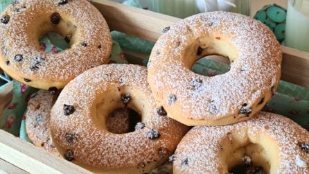 Ciambelle alla ricotta con gocce di cioccolato: la ricetta per una colazione deliziosa