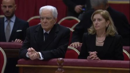Addio a Ratzinger, la visita di Mattarella e Meloni