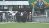 Pelé, ultimo saluto: la salma allo stadio del Santos per la veglia funebre