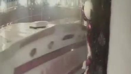 Sfondano con l'ambulanza rubata la vetrata della pizzeria e la svaligiano