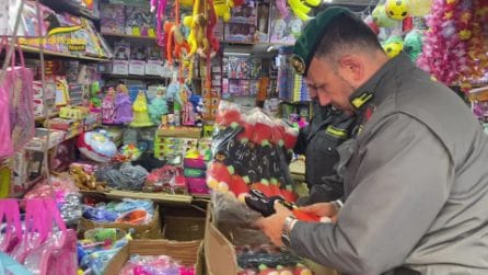 Oltre 12mila calze della Befana e giocattoli pericolosi per i bambini sequestrate a Napoli