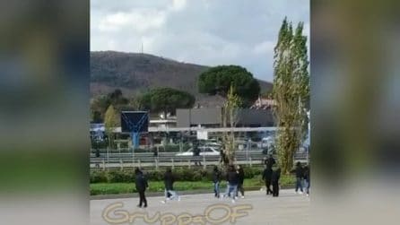 Scontri tra tifosi di Napoli e Roma, lancio di fumogeni e petardi